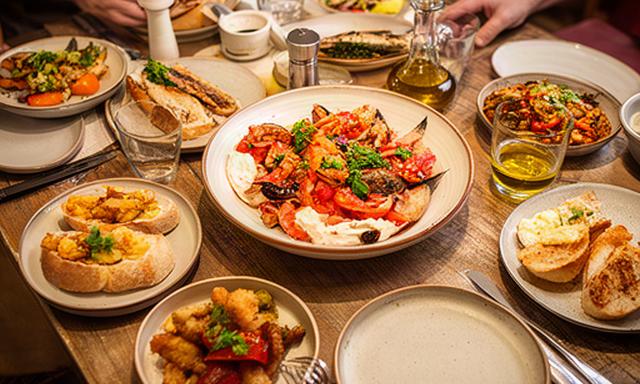 Mesa con tapas y cocina marinera en un restaurante de Vinaròs